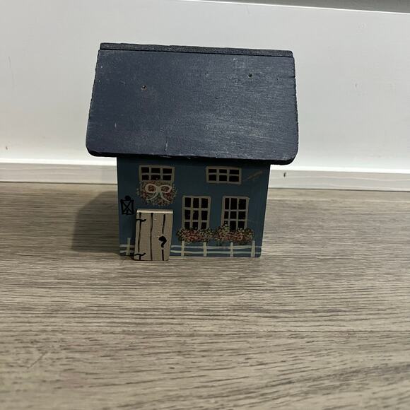 Vintage Small Handmade Primitive Tole Painted Wooden House - Picture 2 of 7